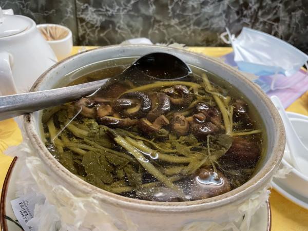 不靠海鮮也能在一德路海鮮街屹立不倒十七年，他的秘訣是