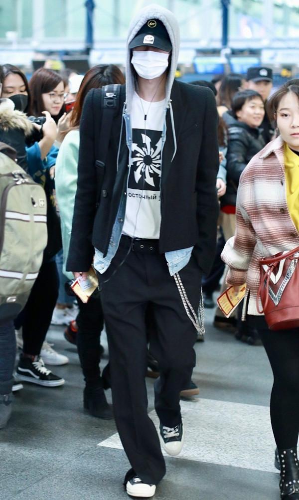 王一博不愧是男團出身，這一身牛仔造型好時髦，但褲子有點太個性