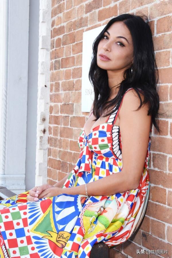 莫蘭阿提亞斯：一襲吊帶彩色裙，撩眼奪目