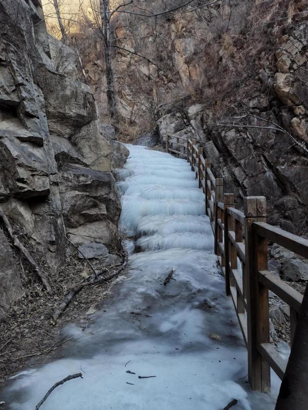 新開通的門頭溝大禪路，山巒疊嶂，峽谷步道，小溪潺潺