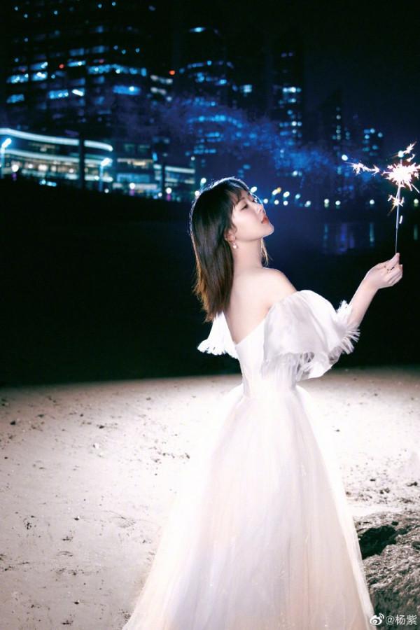 楊紫穿露肩公主裙海邊放煙花 在逃公主仙氣飄飄
