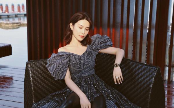 韓丹彤真是“復古美人”，穿蕾絲拼接絲絨上衣，配珍珠首飾好迷人