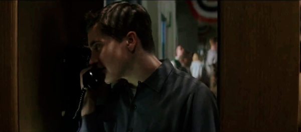 一個高中男孩，透過造火箭獲得獎學金，入大學並走出小鎮的故事