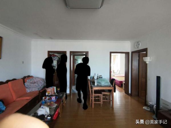 這對夫妻太有遠見，堅持摒棄陽臺，電視牆打滿櫃子，場面實用大氣