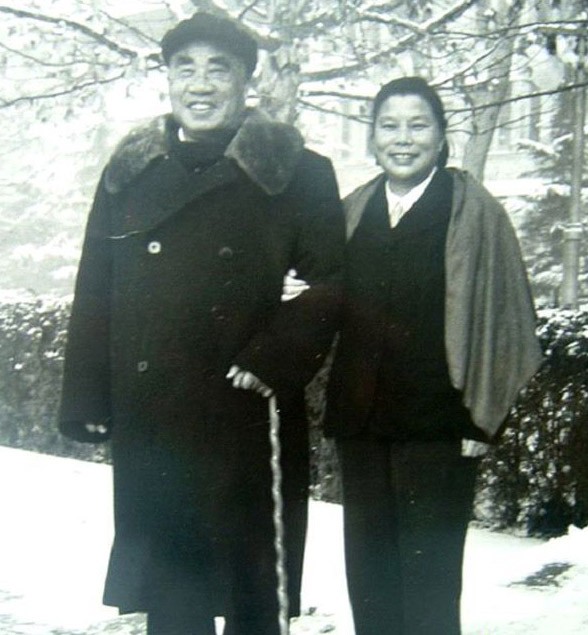 朱敏第一次見到毛主席，脫口而出說：你的畫像上沒有這顆痣