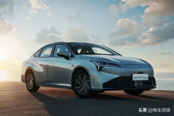 預算15萬左右，這兩款純電家轎怎麼選？舒適和操控都有
