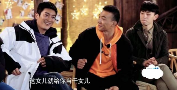 劉畊宏曬爸爸5聚會照,春哥一手抱Jasper一手抱小泡芙,笑容滿足 劉畊宏曬爸爸5聚會照,春哥一手抱Jasper一手抱小泡芙,笑容滿足