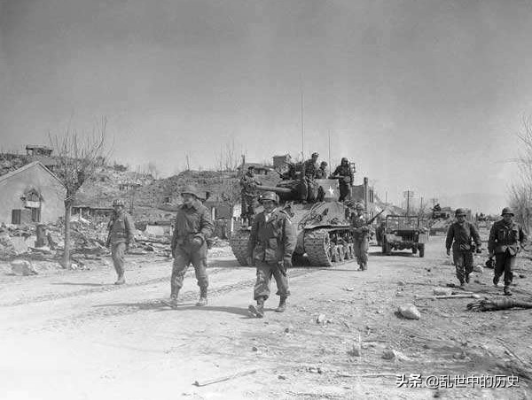 180師通訊員膽大心細，向參謀長獻計，沿著敵機轟炸的方向突圍