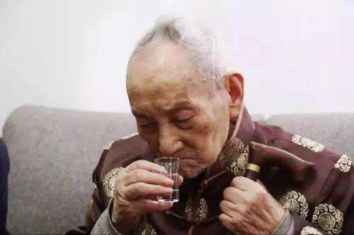 一生&OpenCurlyDoubleQuote;不離&rdquo;酒，活到112歲，酒界泰斗如此長壽，和酒有關嗎？