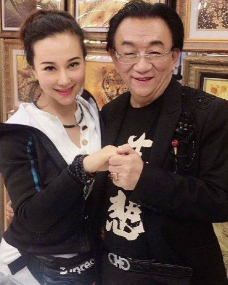 何雲偉發文喊郭德綱“老師”,曬和姜昆的合影,卻隻字不提侯耀華 何雲偉發文喊郭德綱“老師”,曬和姜昆的合影,卻隻字不提侯耀華