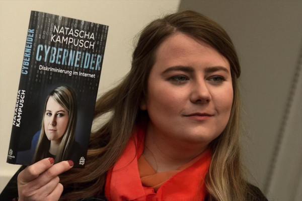 1998年，奧地利10歲女孩上學途中遭綁架，8年後獲救，卻疑點重重