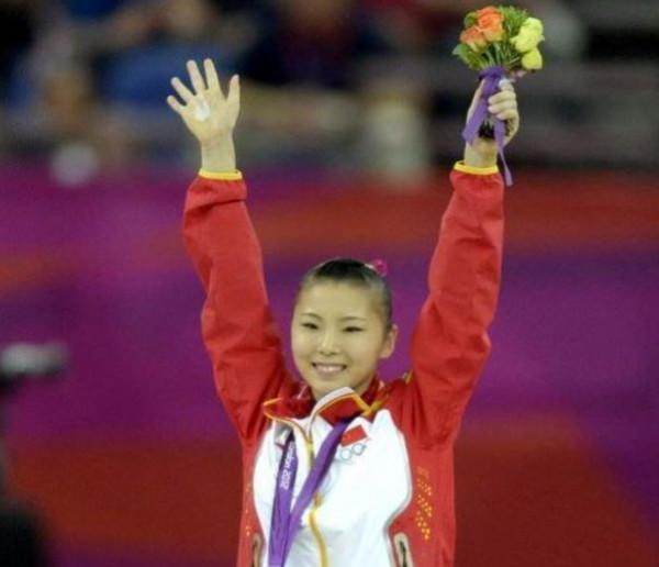喜訊！1米5體操奧運冠軍官宣戀情，退役後更美了，男友高大帥氣