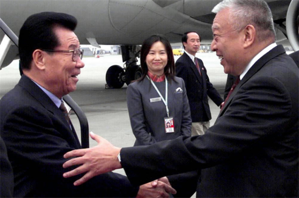 香港迴歸後是否要改變政治體制？李瑞環講了個老太太洗茶壺的故事