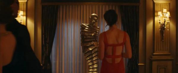 穿高衩裙光腳打架、徒手扒飛機，這部耗資超12億的大爽片，好過癮