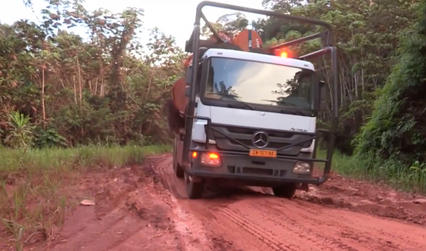 非洲小哥開賓士卡車運紅木,一車50噸一根賣幾十萬,路上全是車禍 非洲小哥開賓士卡車運紅木,一車50噸一根賣幾十萬,路上全是車禍