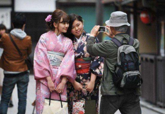 大理洱海生態廊道一女生穿和服拍照，被群眾高喊滾出大理