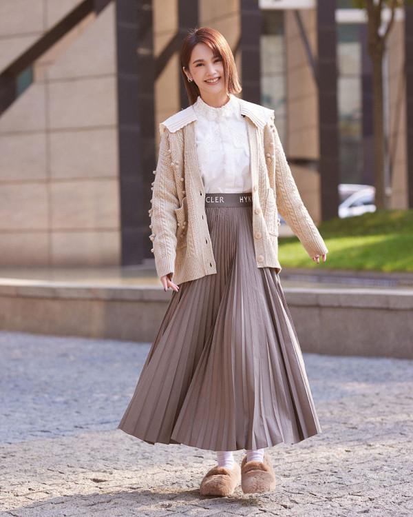 楊丞琳的穿搭真是寒冬的一股暖流，毛衣半裙甜糯清純，溫暖又治癒