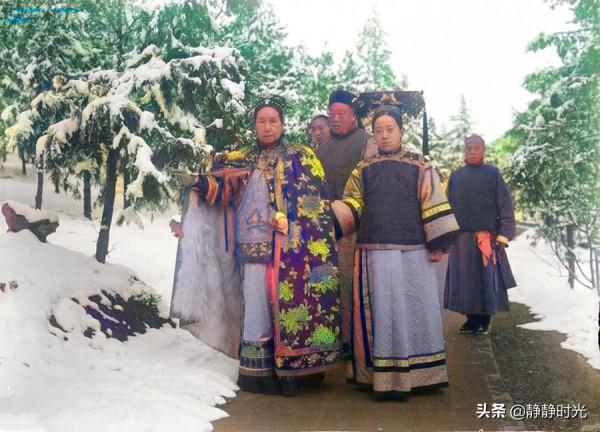 晚清老照片：大刀長三米多，囚犯戴枷鎖下跪，洋人逛集市