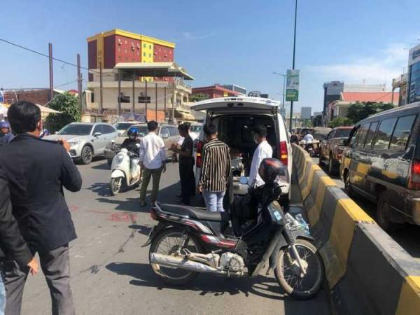金邊一救護車撞上摩托車，致一名學生受重傷