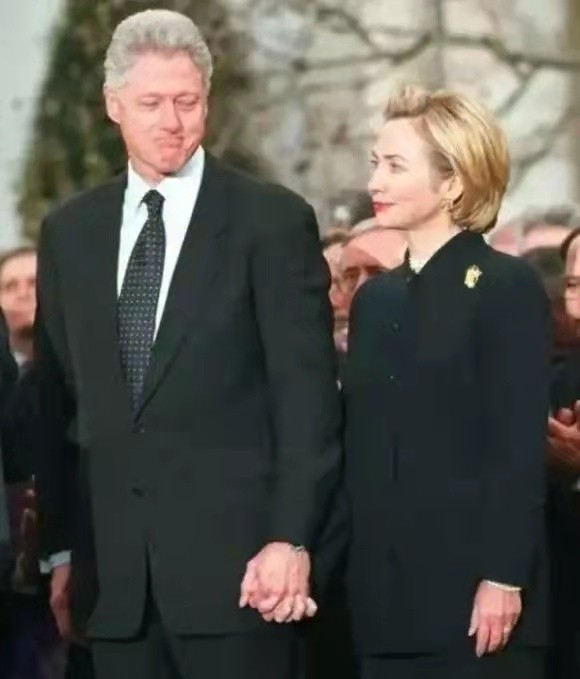 “拉鍊門”事件發生22年,克林頓終於向萊溫斯基道歉,說了什麼? “拉鍊門”事件發生22年,克林頓終於向萊溫斯基道歉,說了什麼?