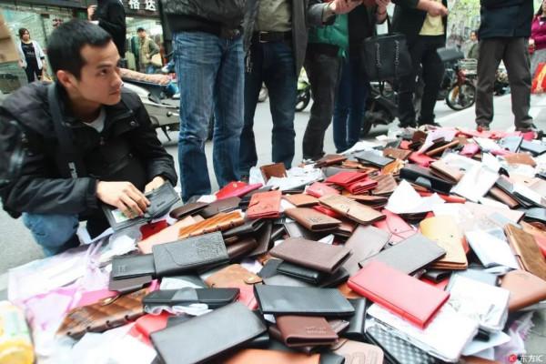 江南皮革廠倒閉欠下3.5億,帶小姨子跑路的黃鶴,究竟有何背景? 江南皮革廠倒閉欠下3.5億,帶小姨子跑路的黃鶴,究竟有何背景?