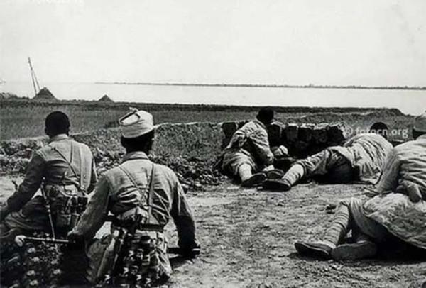 敵軍營長被解放軍戰士活捉,仔細一看,由驚到喜:是自己親外甥 敵軍營長被解放軍戰士活捉,仔細一看,由驚到喜:是自己親外甥