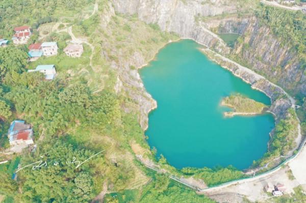 重慶驚現一處“心形”礦坑,隱藏在巴南深山,荒廢已久卻突變網紅 重慶驚現一處“心形”礦坑,隱藏在巴南深山,荒廢已久卻突變網紅