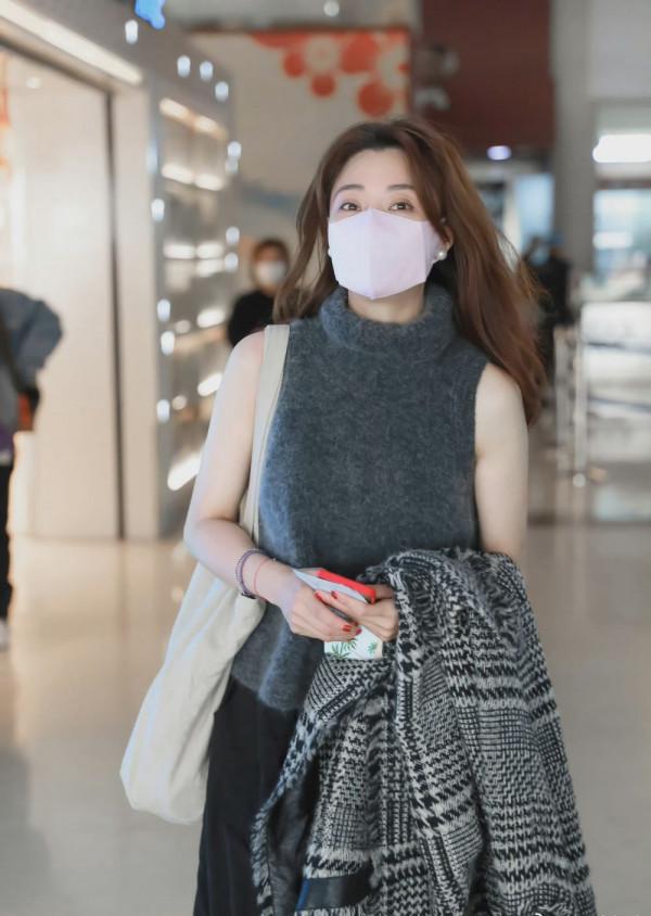 殷桃情人節走機場，光著手臂打扮清涼好用力，換新發型變氛圍美人