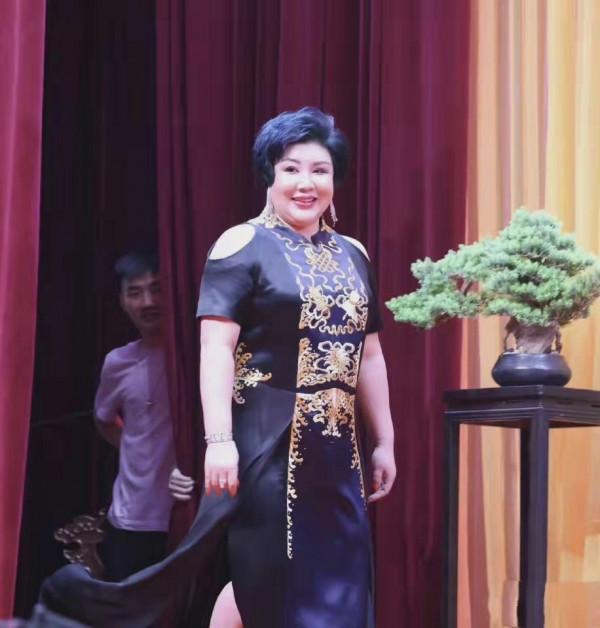 王惠時隔多年罕見登臺演出,旗袍比老公的大好多 王惠時隔多年罕見登臺演出,旗袍比老公的大好多