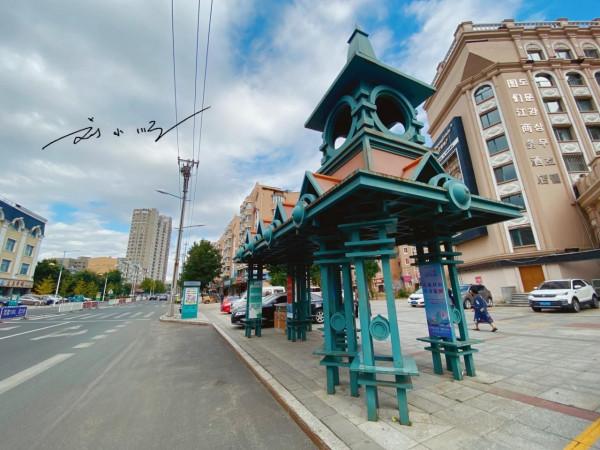 吉林延邊有一座邊境小城,位於三國交界處,街上招牌都用三國文字 吉林延邊有一座邊境小城,位於三國交界處,街上招牌都用三國文字