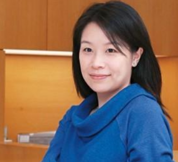 姜大衛女兒過47歲生日,氣質出眾像老爸,與曹永廉結婚14年仍恩愛 姜大衛女兒過47歲生日,氣質出眾像老爸,與曹永廉結婚14年仍恩愛