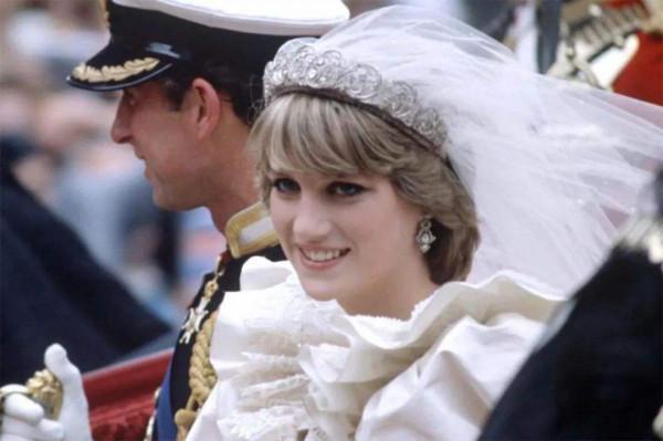 女王承諾永不退位,73歲查爾斯與卡米拉心碎,成就了戴安娜單親子 女王承諾永不退位,73歲查爾斯與卡米拉心碎,成就了戴安娜單親子