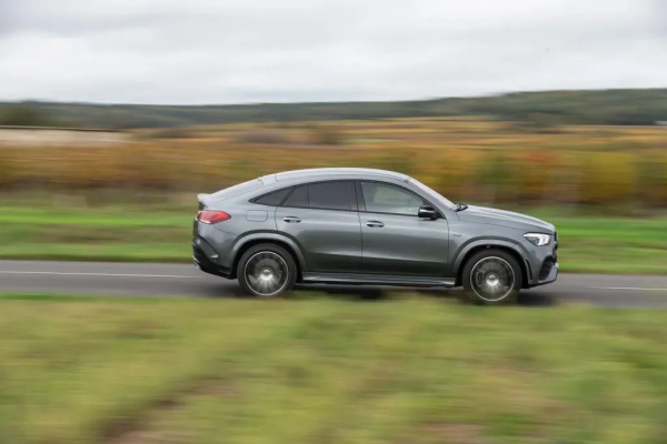 年前有豪華SUV上新，買一臺開回家走到哪裡都有面兒