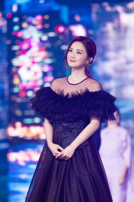 大灣區中秋晚會:溫碧霞露肩撩人,趙麗穎又仙又欲,舒淇驚豔全場 大灣區中秋晚會:溫碧霞露肩撩人,趙麗穎又仙又欲,舒淇驚豔全場