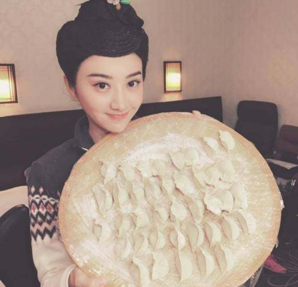 70歲張紀中親自下廚包餃子,揉麵擀皮手法嫻熟,一家五口好溫馨 70歲張紀中親自下廚包餃子,揉麵擀皮手法嫻熟,一家五口好溫馨