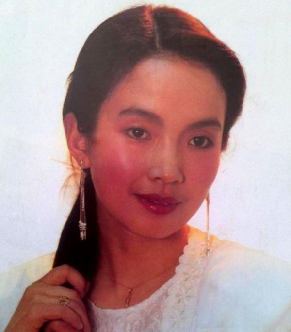 “悲傷”的呂麗萍：一婚張豐毅，二婚足球評論員，42歲嫁孫海英