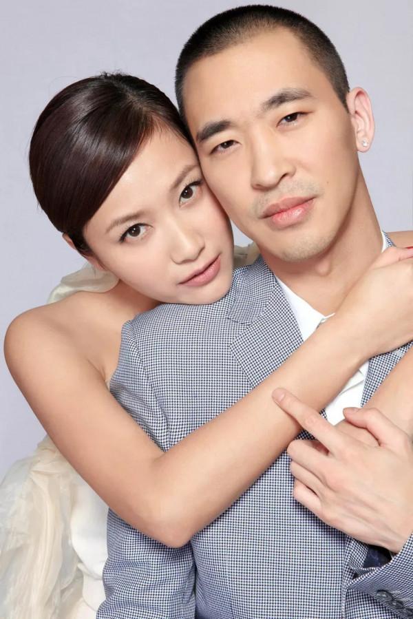 我們都被徐靜蕾的白襯衫&OpenCurlyDoubleQuote;騙&rdquo;了，原來裙裝才是主打，穿上美炸了