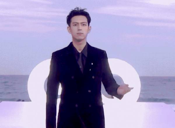 GQ盛典有多尷尬?楊天真蝴蝶結被吹垮,網友:關曉彤快換造型師 GQ盛典有多尷尬?楊天真蝴蝶結被吹垮,網友:關曉彤快換造型師