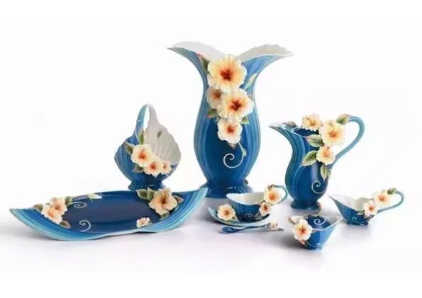 瓷器花樣新玩法,美得讓人目不轉睛。(法藍瓷) 瓷器花樣新玩法,美得讓人目不轉睛。(法藍瓷)