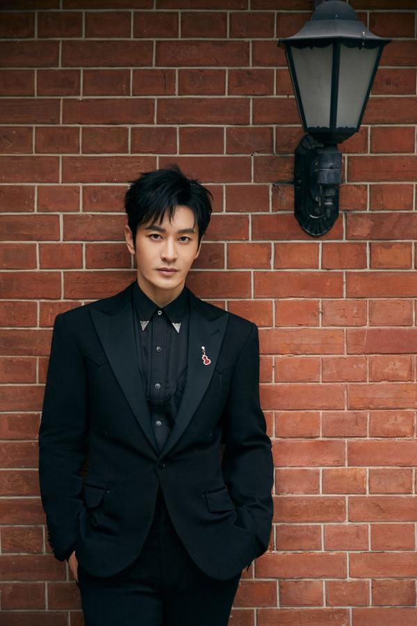 黃曉明出席華語青年電影周頒獎禮 帥氣黑西裝儒雅紳士