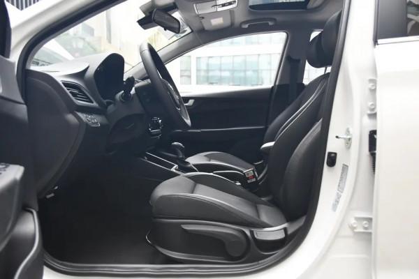 體驗現代悅納頂配車型，油耗4&period;9L，不足10萬還帶感應後備廂