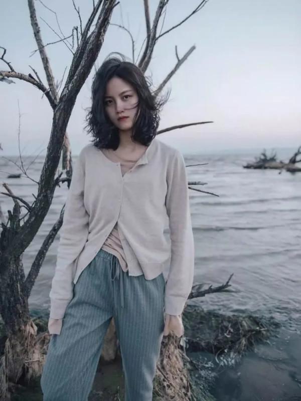 今秋穿針織開衫+闊腿褲，中年女性穿太合適