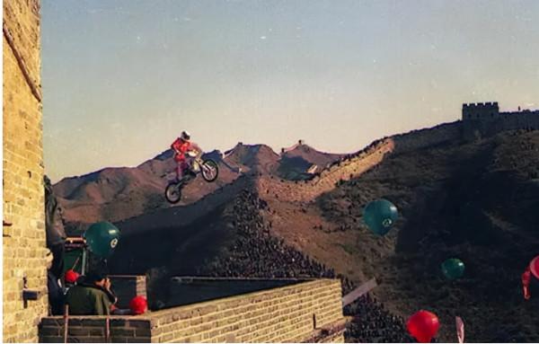 飛躍黃河的柯受良，50歲去世後，為何200多位明星為他籌款下葬？