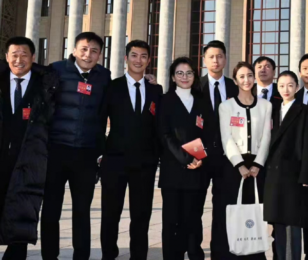 兩大“央視臉”同框！劉濤穿西裝開會超幹練，佟麗婭走小香風絕美