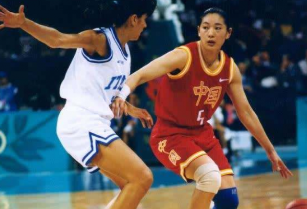 中國女籃球星李昕曾與鞏曉彬相戀，不過多年無果，後來嫁給了誰呢