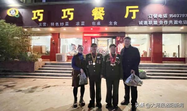 河南2位志願軍老兵到餐館吃飯,老闆主動加菜又免單,臨走還送燒雞和鯉魚 河南2位志願軍老兵到餐館吃飯,老闆主動加菜又免單,臨走還送燒雞和鯉魚