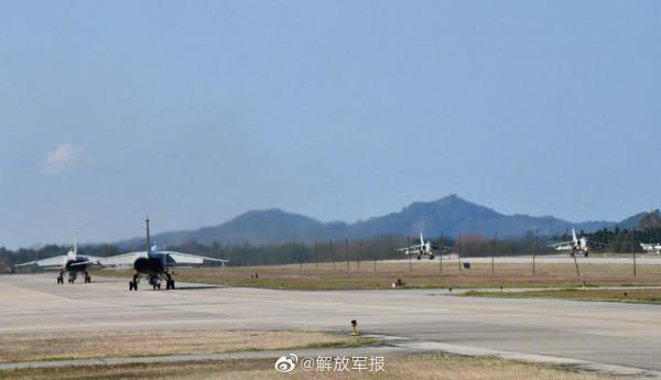高畫質酷圖！看海軍戰機鏖戰雲端