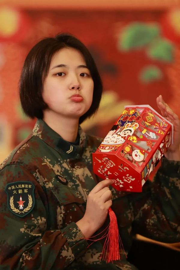 超多笑臉超多圖，快遞軍營年味濃又香！