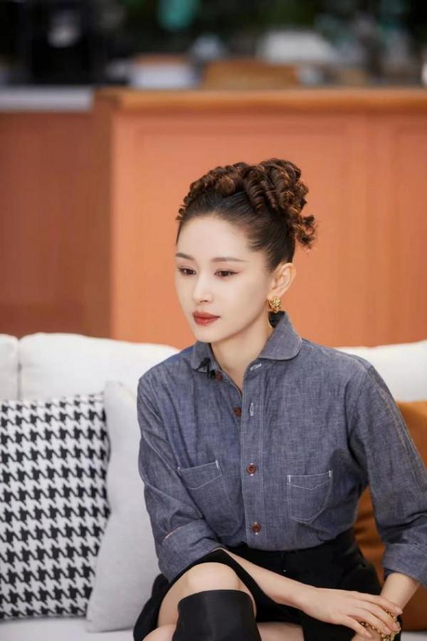 王子文戴假髮一股大媽味兒，網友：顯老30歲但優雅