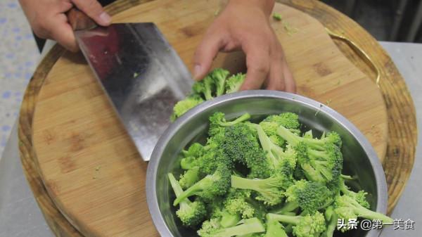 西蘭花炒豆芽怎麼做才好吃,廚師長教你正確做法,清脆爽口又翠綠 西蘭花炒豆芽怎麼做才好吃,廚師長教你正確做法,清脆爽口又翠綠